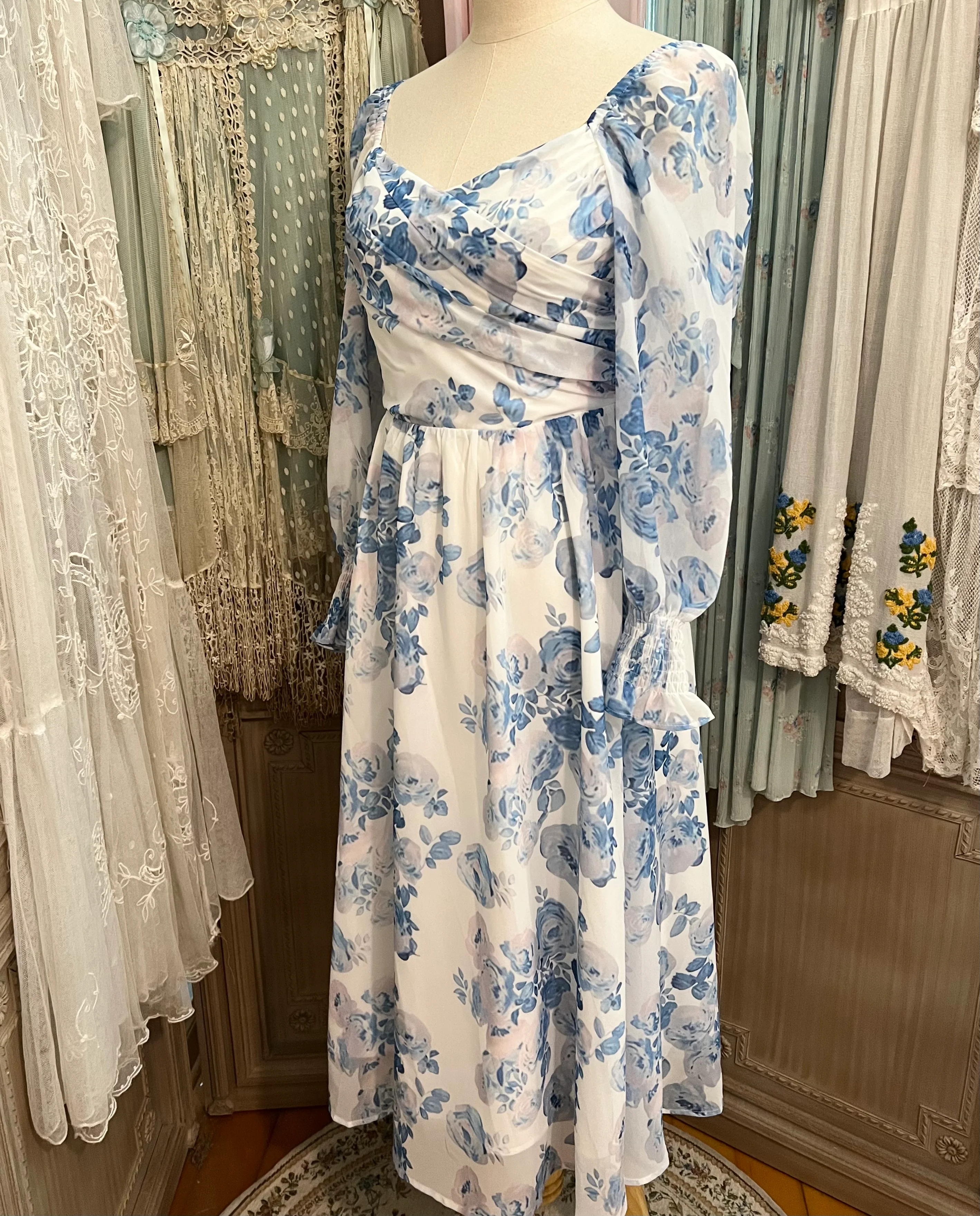 Blue roses dress - Image 3